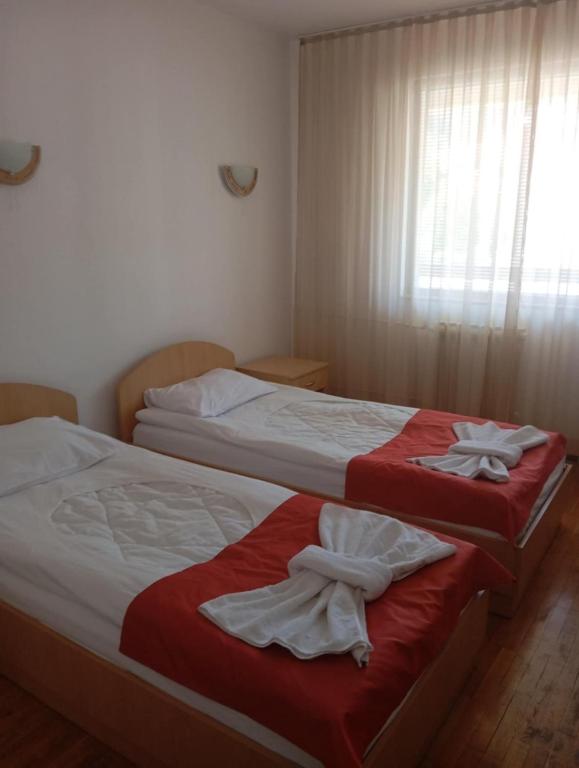 two beds sitting next to each other in a room at Ловна хижа Мурсалица in Devin