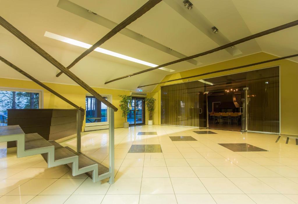 een lege lobby met een trap en gele muren bij Peoleo Hotell in Tallinn
