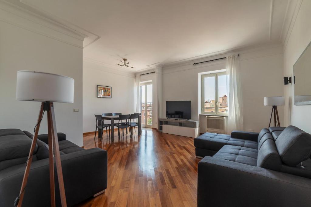 GuestHost - Bright Apartment in Metro San Giovanni