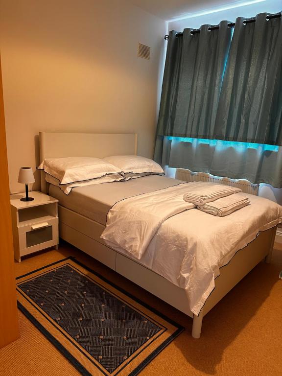 Postel nebo postele na pokoji v ubytování Newbridge - Millfield