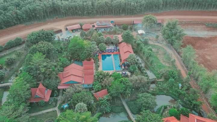 una vista aerea di una casa con piscina di Phum Khmer Resort a Banlung