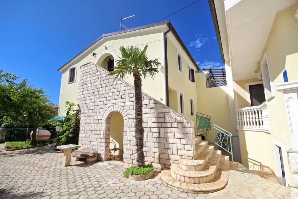 a building with a palm tree in front of it at Barbic - SG - MPolo in Medulin