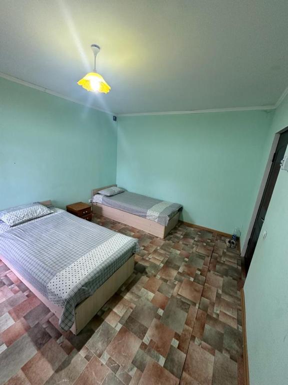 Postel nebo postele na pokoji v ubytování Kairat property
