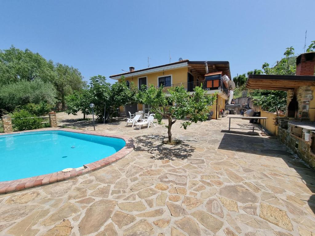 ein Haus mit einem Swimmingpool im Hof in der Unterkunft Villa Dei Santi, Azzurro in Santa Maria di Castellabate