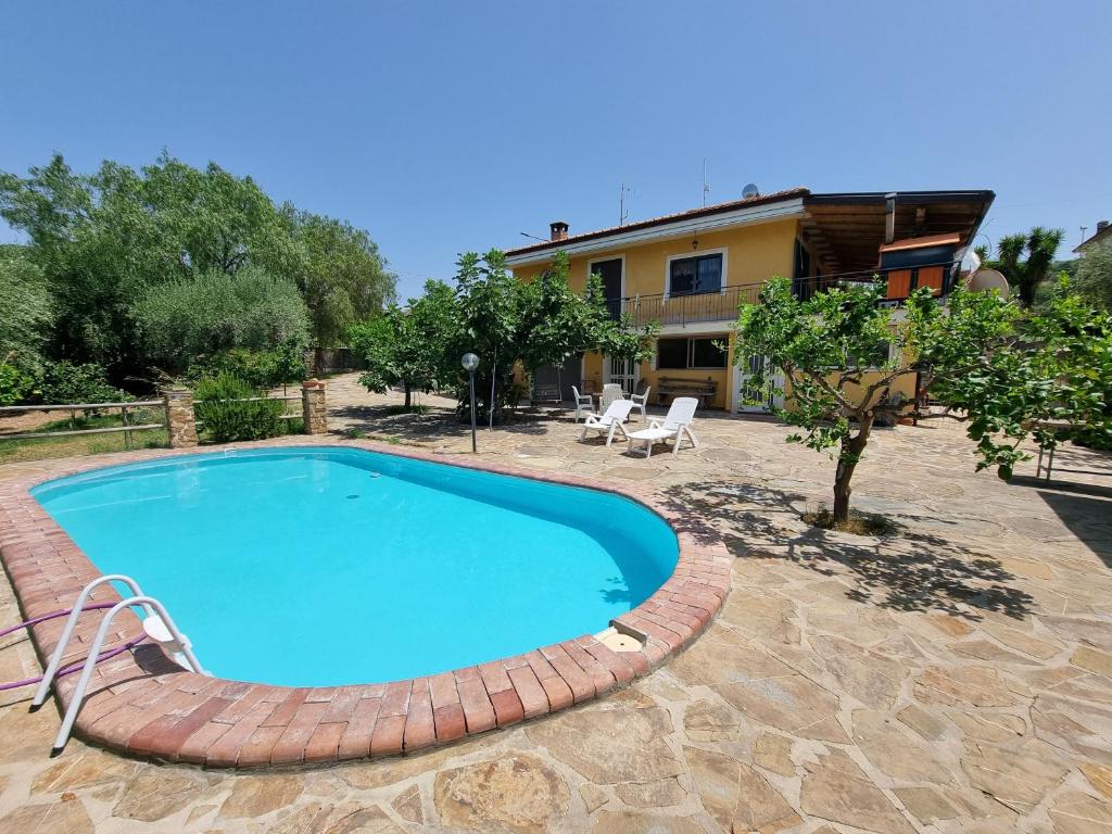 ein Swimmingpool vor einem Haus in der Unterkunft Villa Dei Santi, Taverna in Santa Maria di Castellabate
