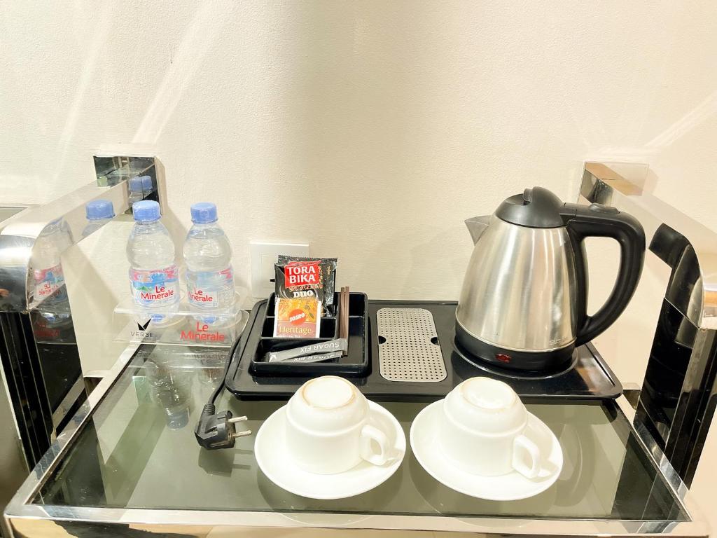 Příslušenství pro přípravu čaje a kávy v ubytování Verse Hotel Cirebon