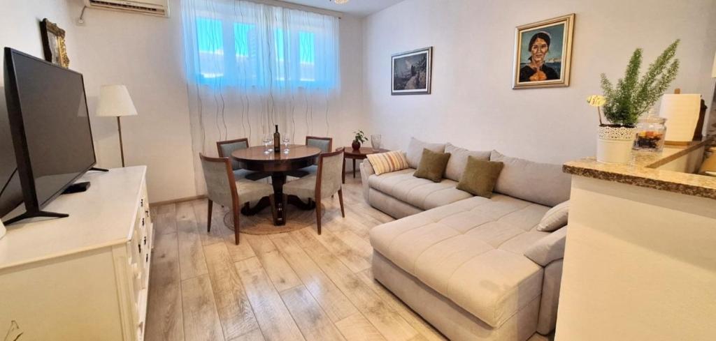 Televízia a/alebo spoločenská miestnosť v ubytovaní Apartment Factory