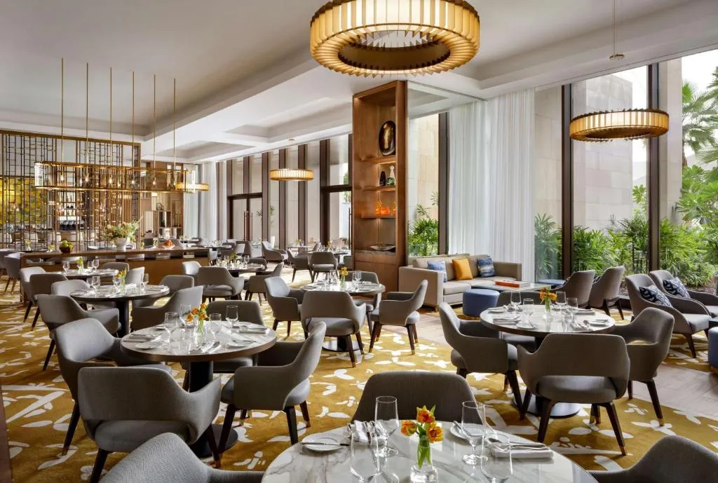 Royal Club Queen Sea View - Royal Club access with breakfast, all-day premium champagne & high-tea