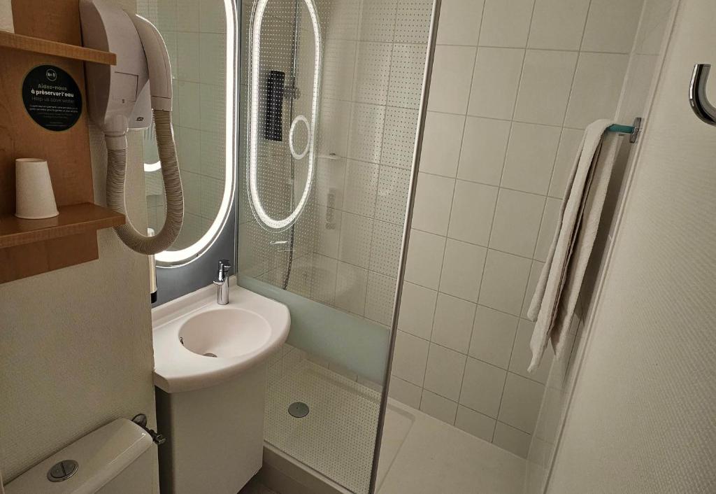 Koupelna v ubytování B&B HOTEL Blois Nord Vallée Maillard