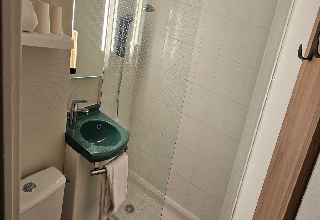 Koupelna v ubytování B&B HOTEL Blois Nord Vallée Maillard