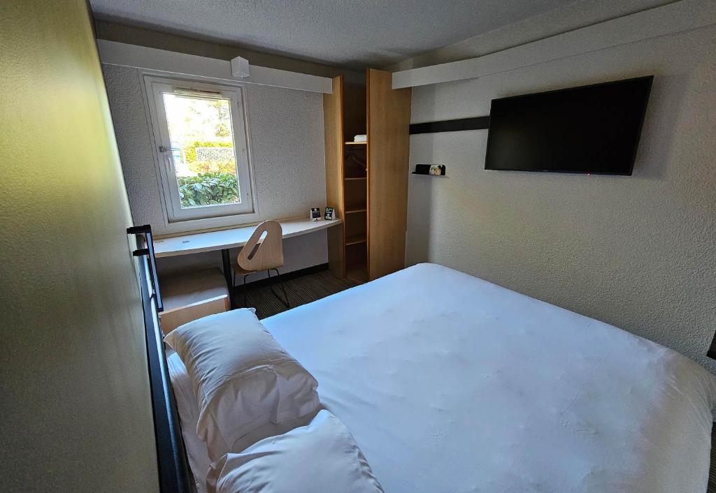 TV a/nebo společenská místnost v ubytování B&B HOTEL Blois Nord Vallée Maillard