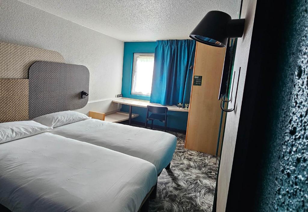 Postel nebo postele na pokoji v ubytování B&B HOTEL Blois Nord Vallée Maillard