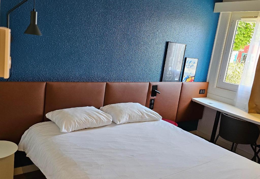 Postel nebo postele na pokoji v ubytování B&B HOTEL Blois Nord Vallée Maillard