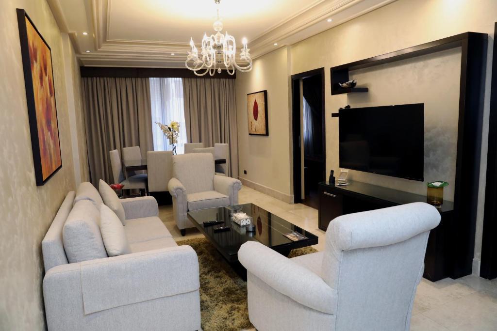 TV a/nebo společenská místnost v ubytování Imperial Suites Hotel