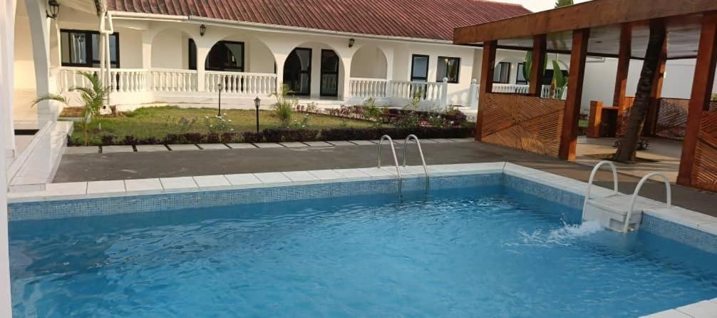 Πισίνα στο ή κοντά στο Villa Eden