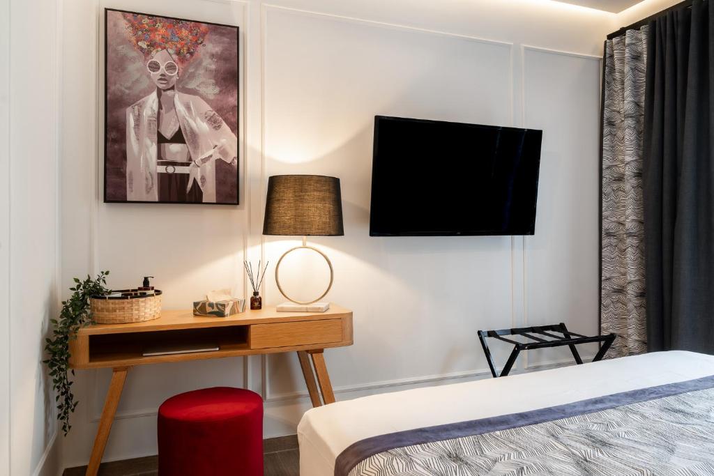 Telewizja i/lub zestaw kina domowego w obiekcie Garment District Suites