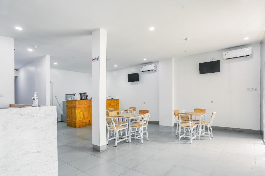 TV a/nebo společenská místnost v ubytování RedDoorz at Seindo Hotel Medan