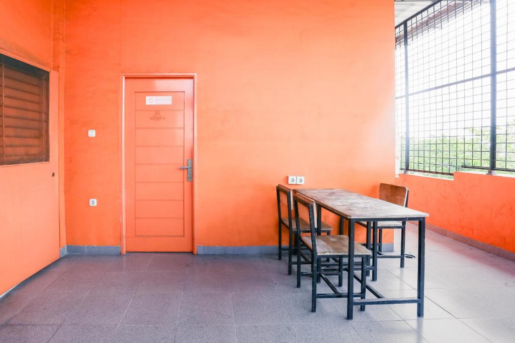 Fotografie z fotogalerie ubytování RedDoorz at Seindo Hotel Medan v destinaci Sunggal