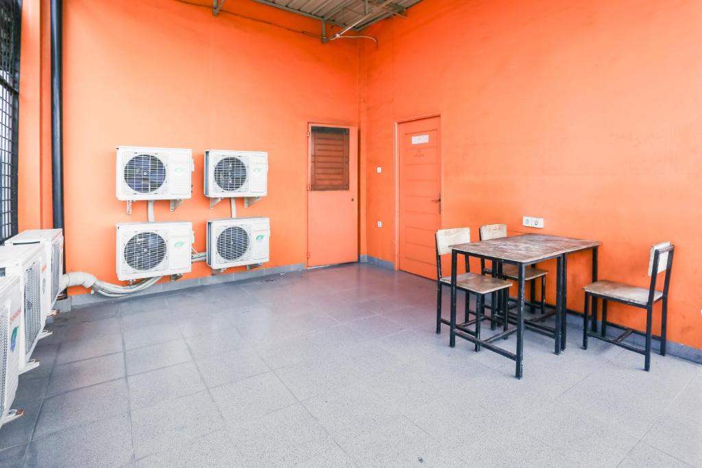 Fotografie z fotogalerie ubytování RedDoorz at Seindo Hotel Medan v destinaci Sunggal