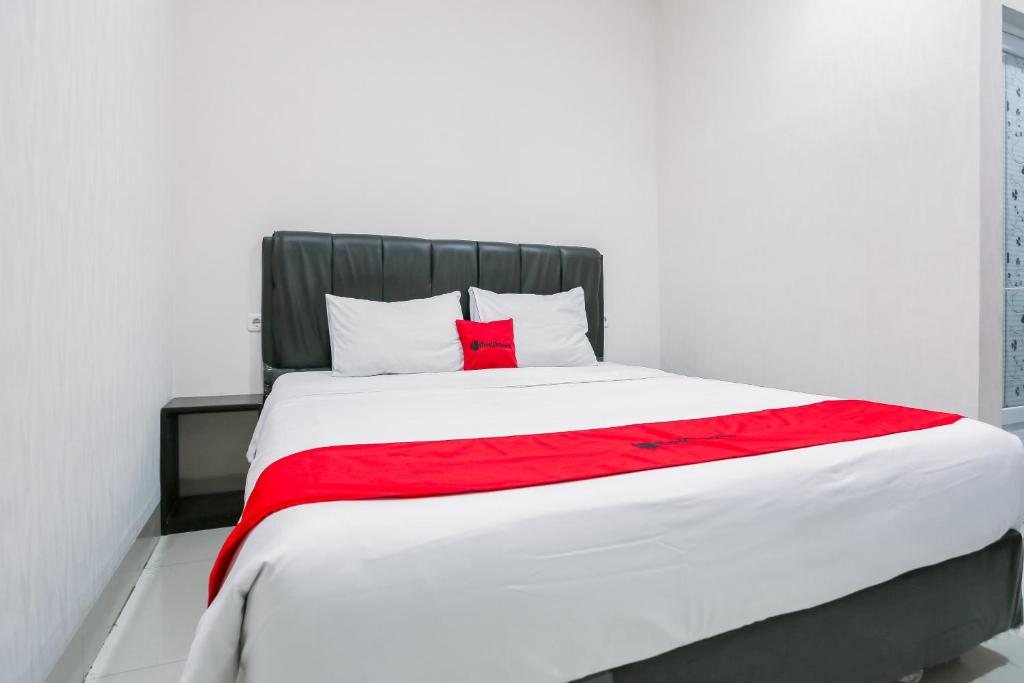 Postel nebo postele na pokoji v ubytování RedDoorz at Seindo Hotel Medan