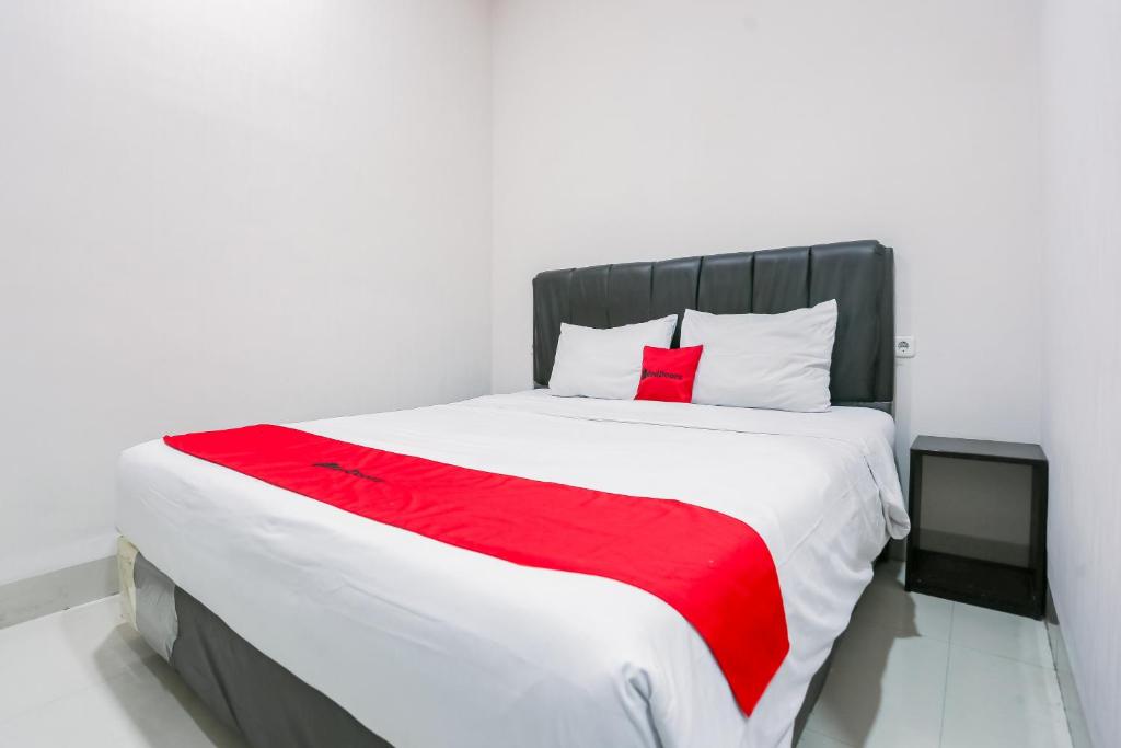 Postel nebo postele na pokoji v ubytování RedDoorz at Seindo Hotel Medan