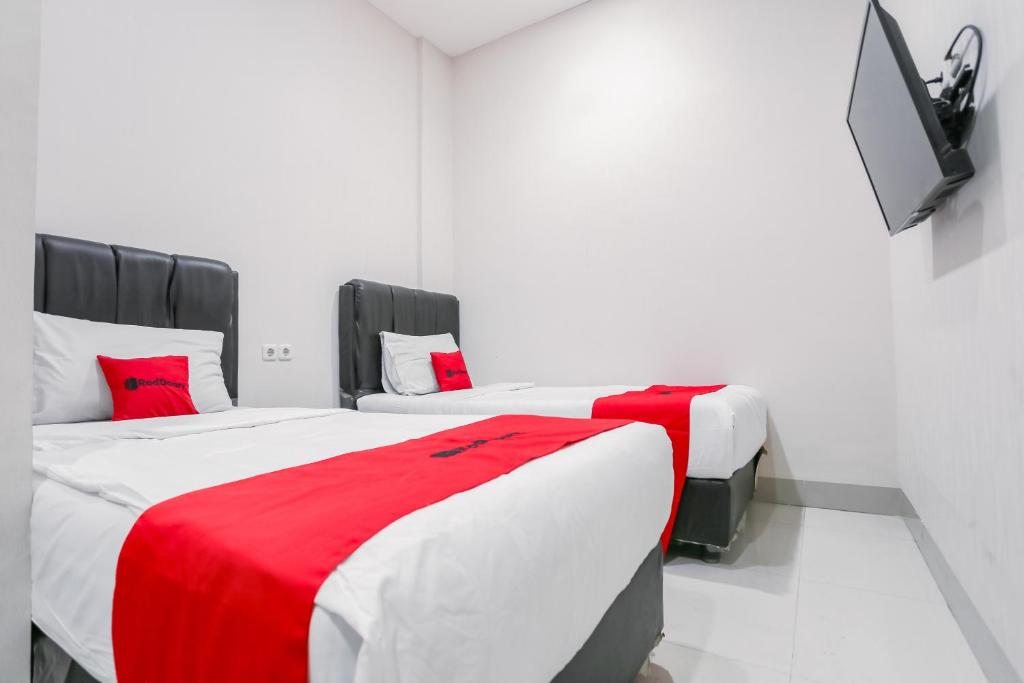 TV a/nebo společenská místnost v ubytování RedDoorz at Seindo Hotel Medan