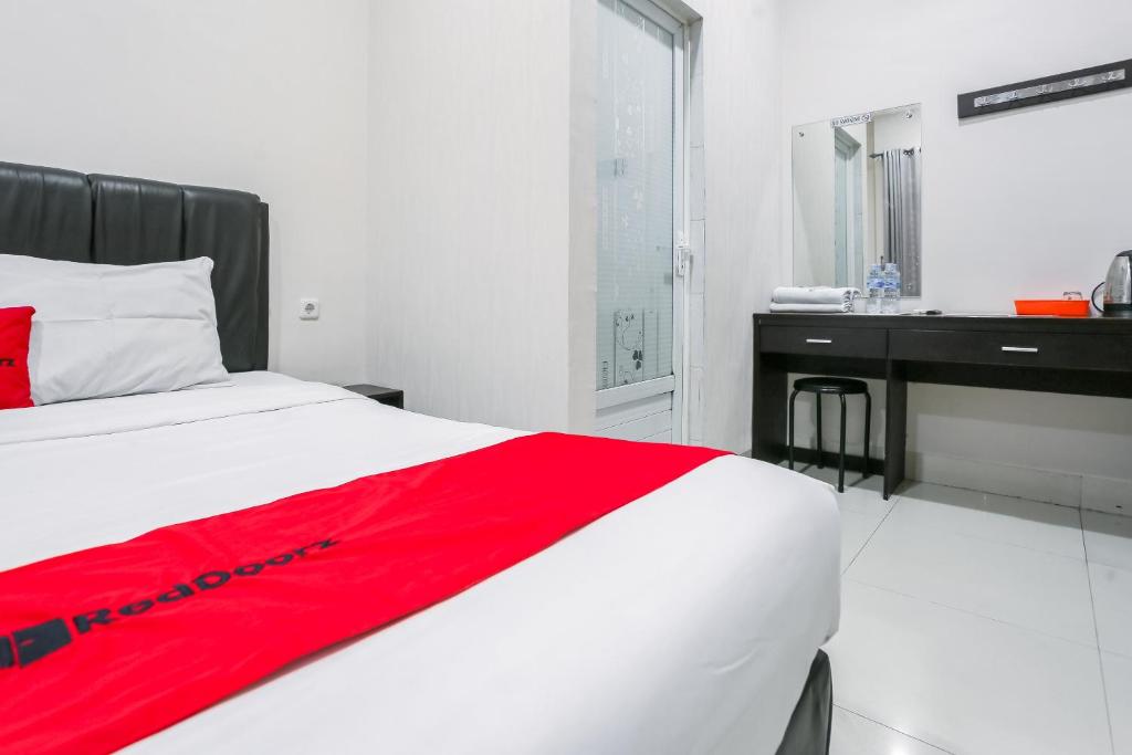Postel nebo postele na pokoji v ubytování RedDoorz at Seindo Hotel Medan