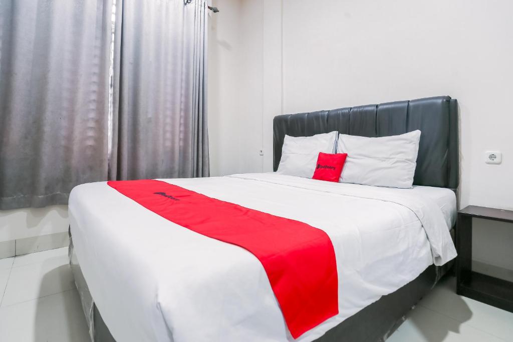 Postel nebo postele na pokoji v ubytování RedDoorz at Seindo Hotel Medan