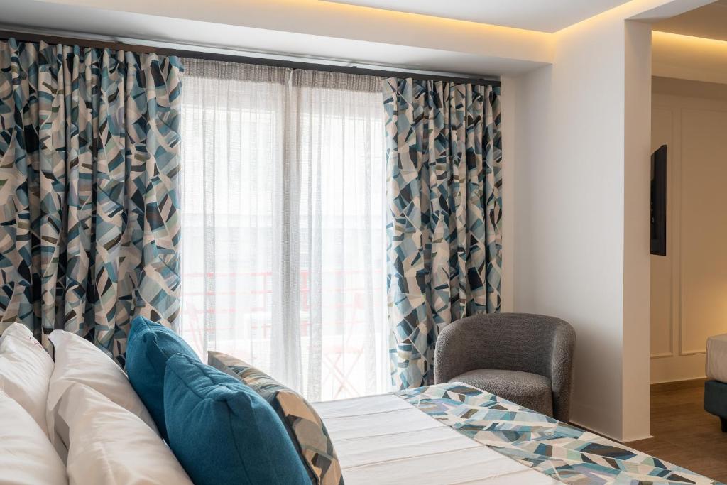 Łóżko lub łóżka w pokoju w obiekcie Garment District Suites