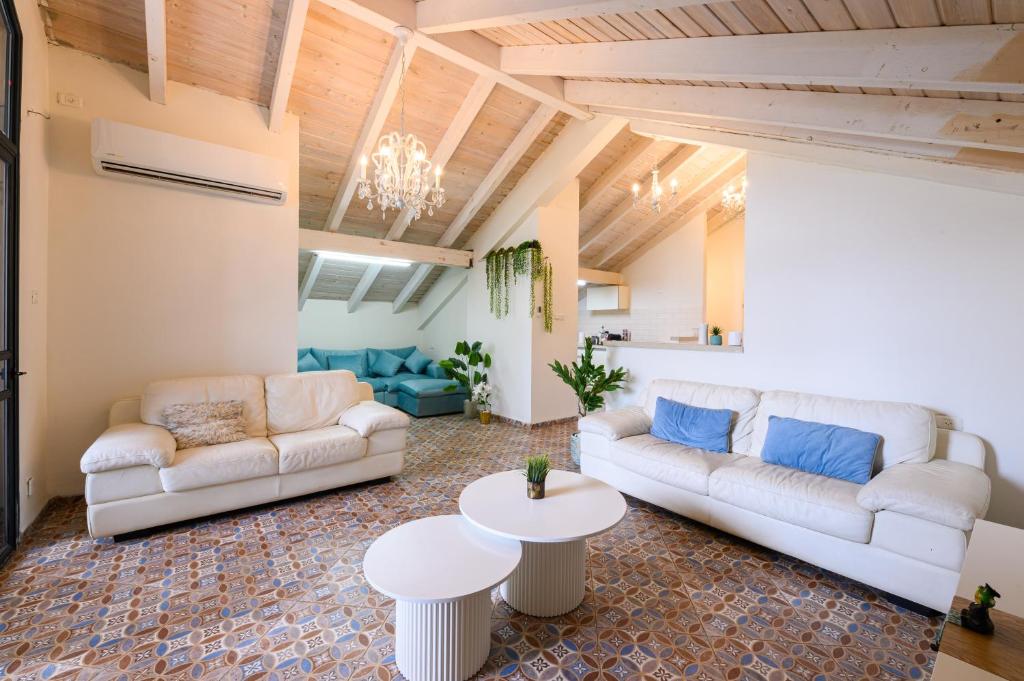 a living room with two couches and a table at הזהר הצפוני in Rosh Pinna