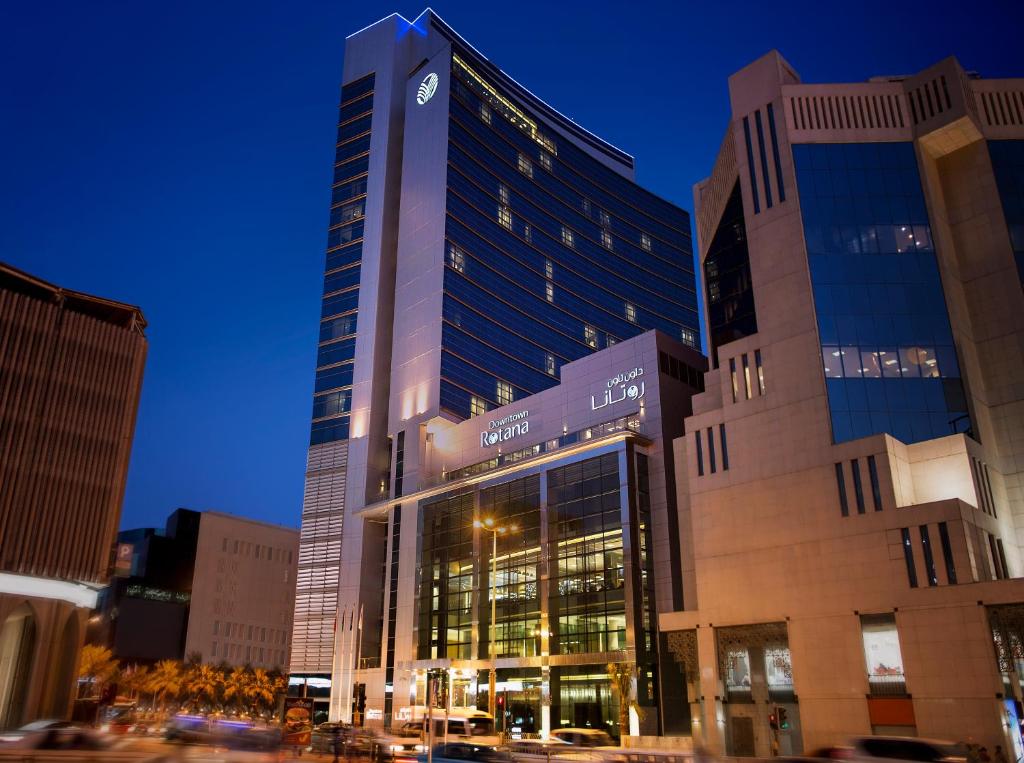 Un edificio alto con un reloj a un lado. en Downtown Rotana, en Manama