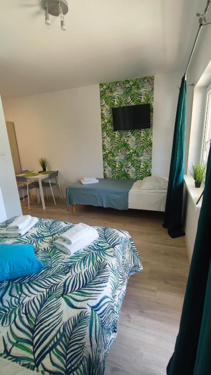 Łóżko lub łóżka w pokoju w obiekcie Apartamenty Poddąbek- basen kryty, sauna, animacje dla dzieci , małpi gaj, baseny na dachu