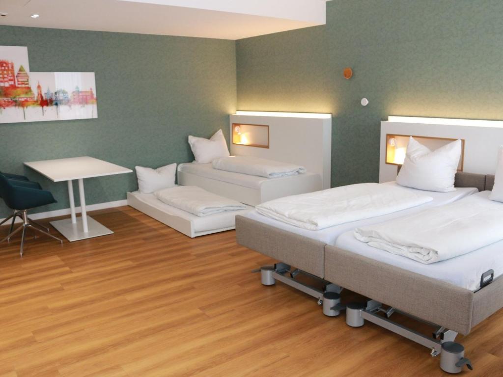 Postel nebo postele na pokoji v ubytování Leben wie im Hotel by Helios