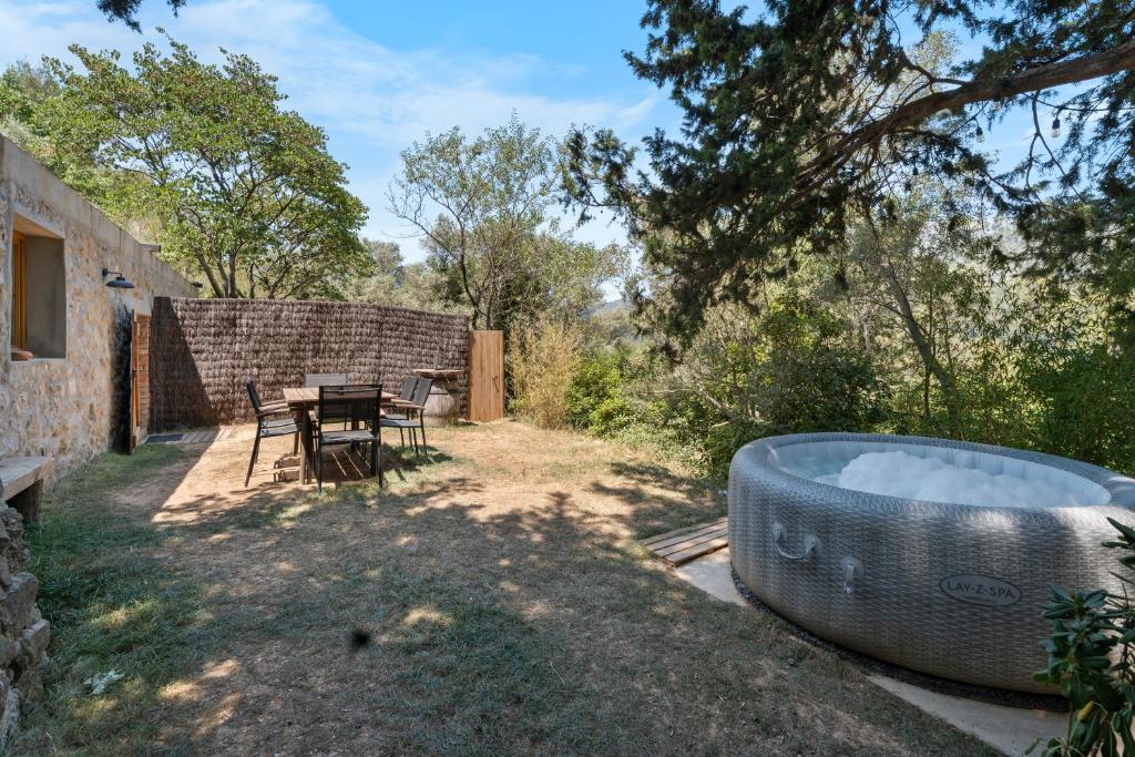 - un bain à remous extérieur dans la cour d'une maison dans l'établissement Essencia, à Toulon