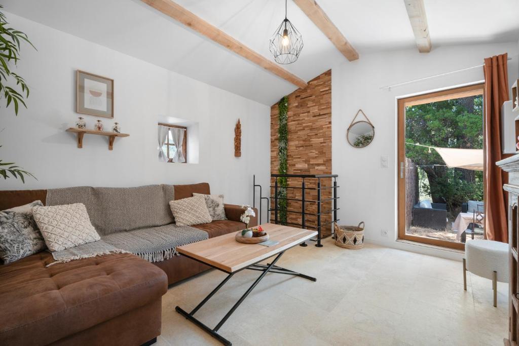 a living room with a couch and a table at Joli gîte dans les collines in Toulon
