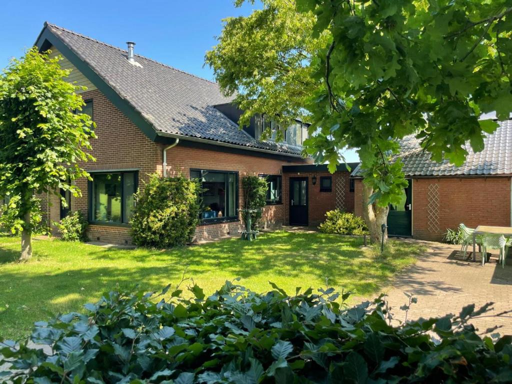 a house with a yard with a yard at 5 pers vakantiehuis met Hottub nabij Vorden in Hengelo