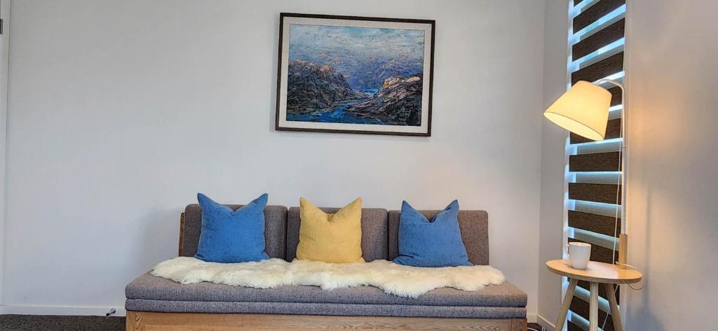 Cozy Retreat on Serene Street - Resim 1