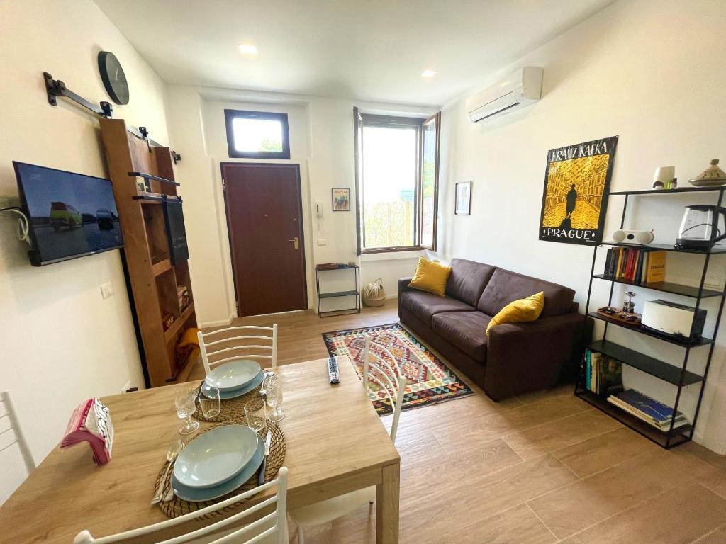 a living room with a table and a couch at Casa Gottardo - Tranquillità a due passi dal centro in Monza