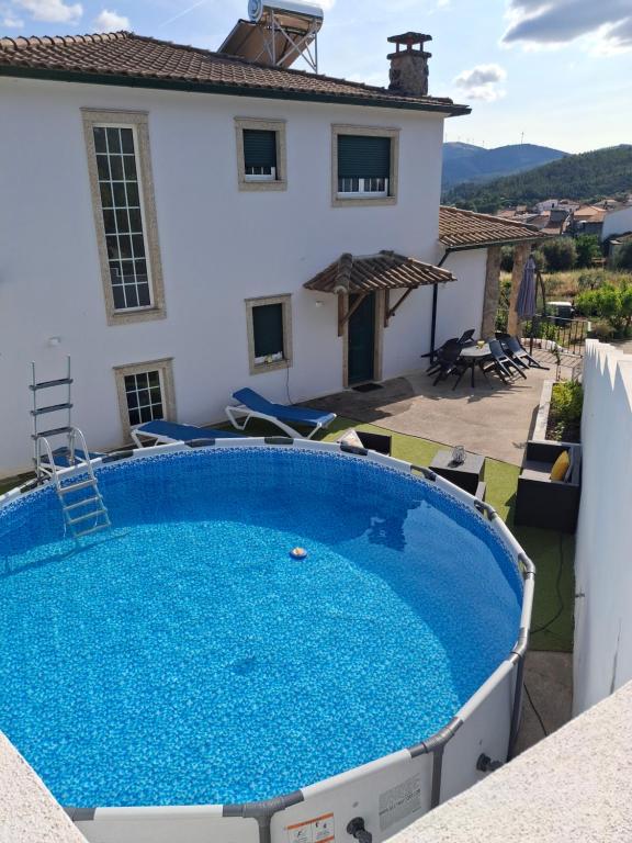 una villa con piscina e una casa di A Nossa Casa a Castelejo