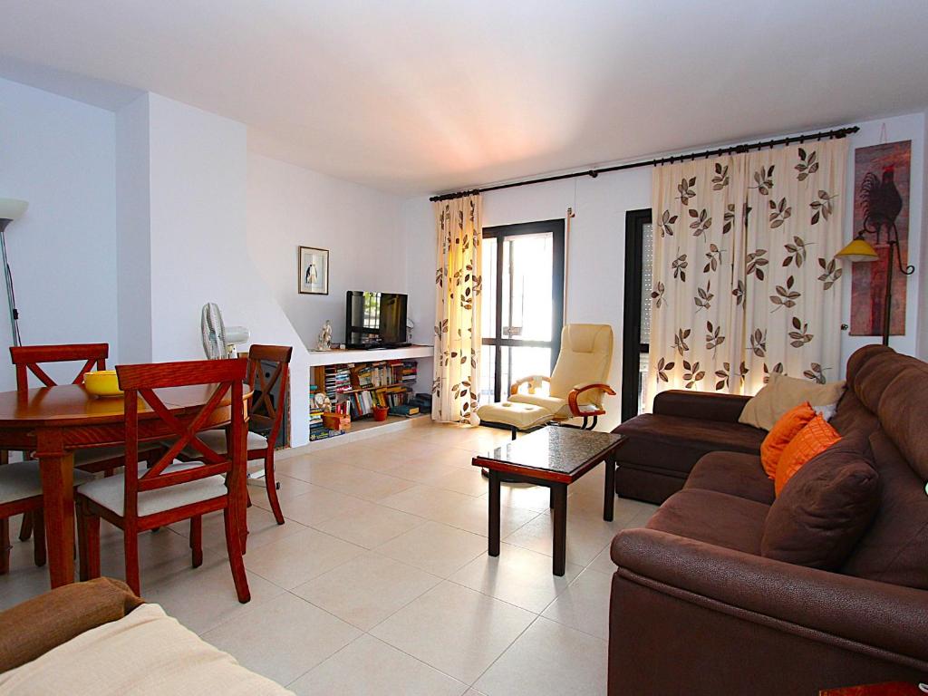salon z kanapą i stołem w obiekcie Casablanca Villas w mieście Nerja