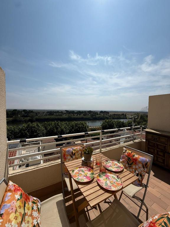 a table and chairs on a balcony with a view at Mar y Sol in Empuriabrava