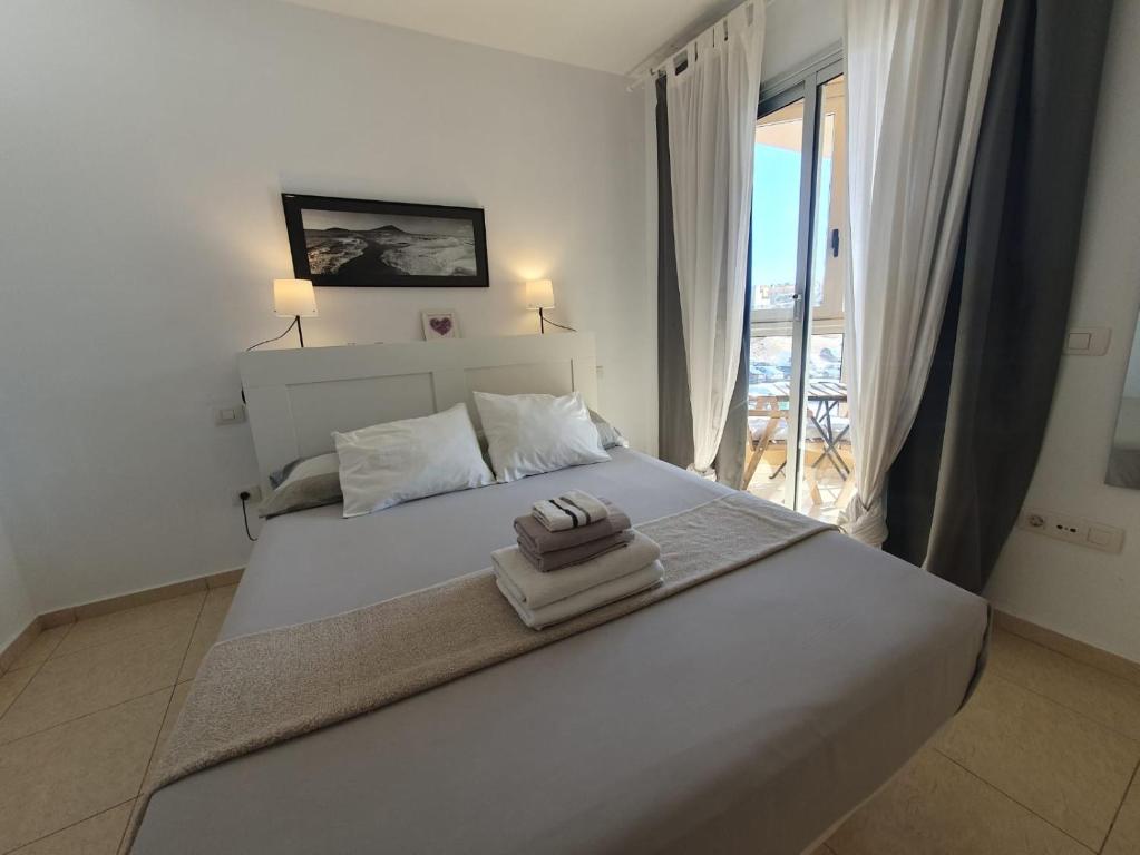 En eller flere senge i et værelse på La Ladera El Medano Beach Apartment