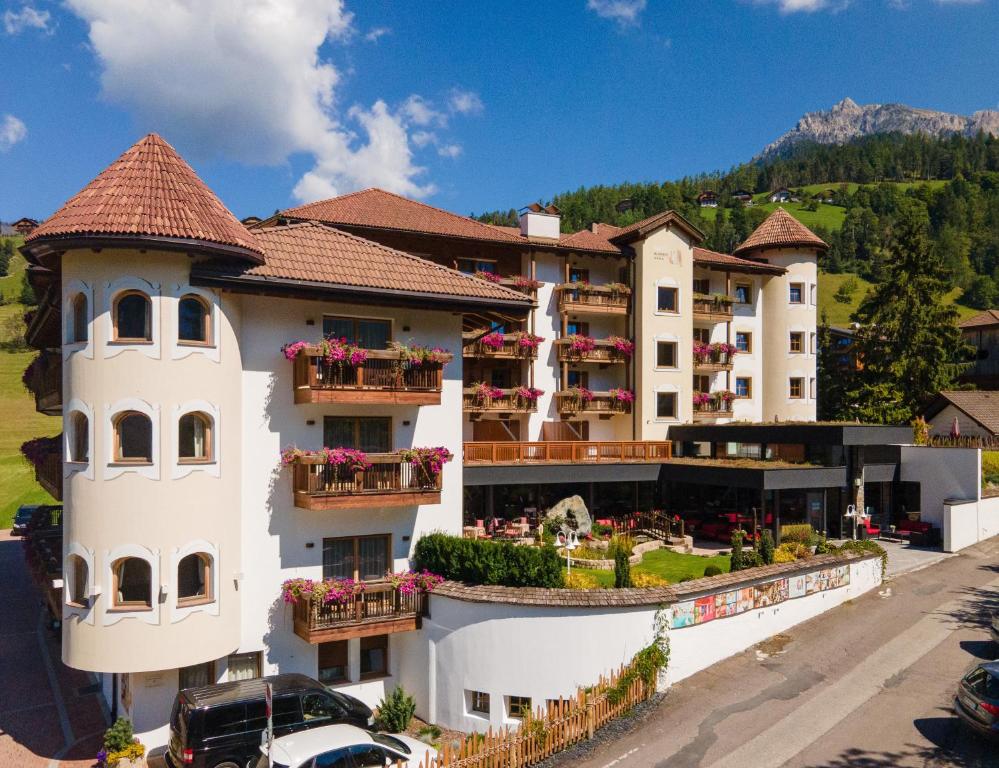 Nespecifikovaný výhled na hory nebo výhled na hory při pohledu z hotelu