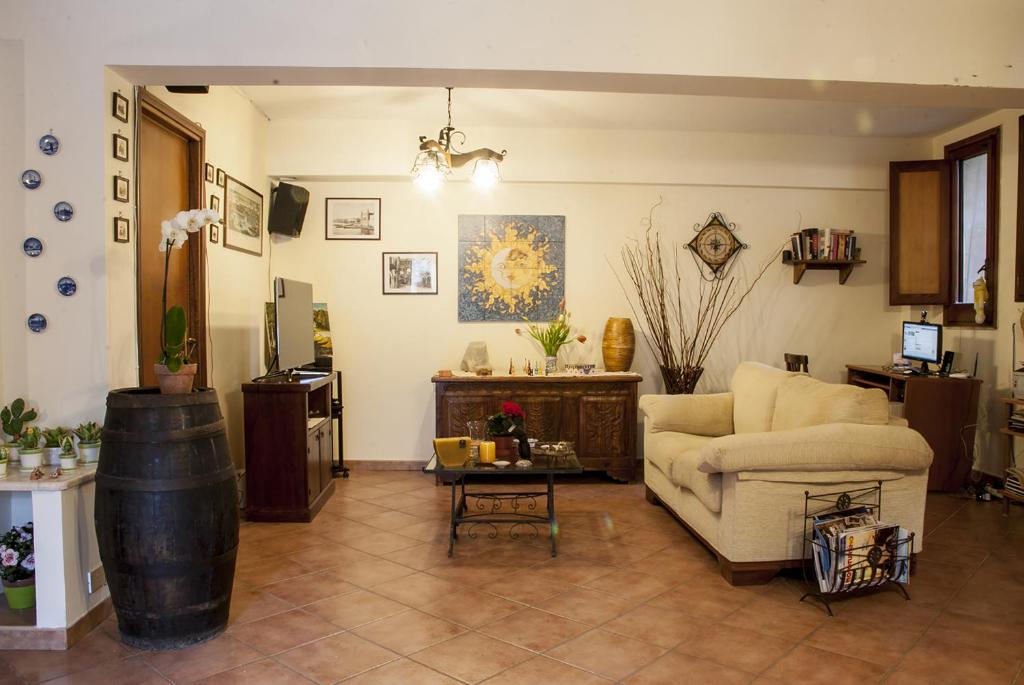 a living room with a couch and a barrel at Bed And Breakfast Maria in Scopello