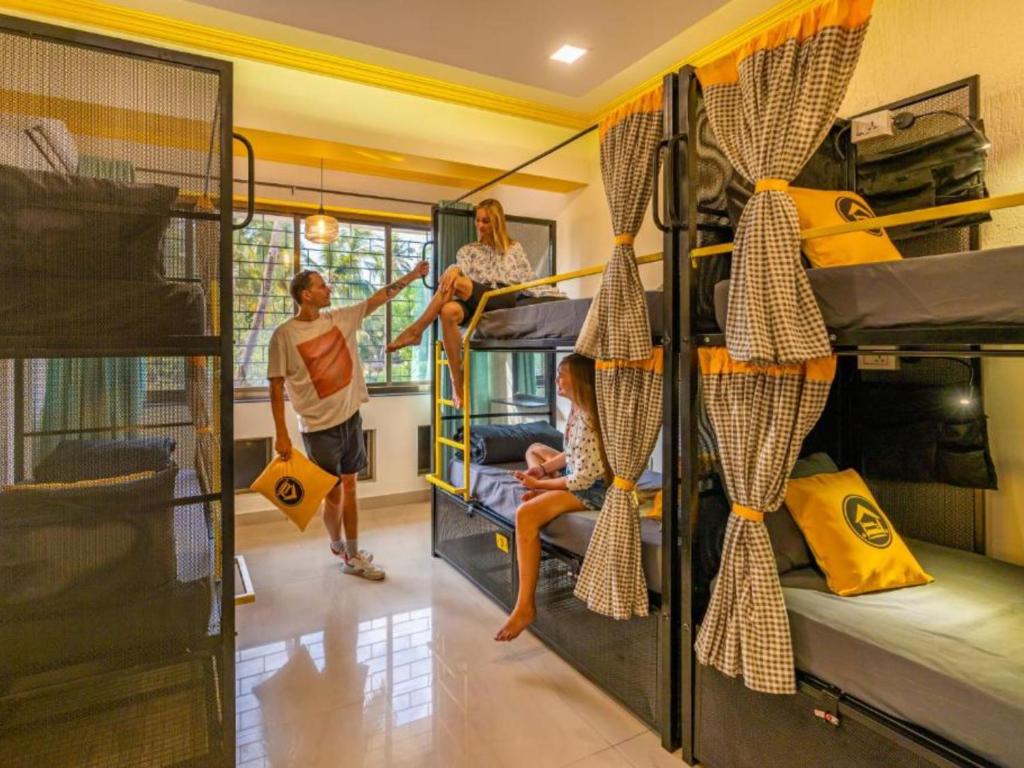 TV a/nebo společenská místnost v ubytování The Hosteller Goa, Candolim