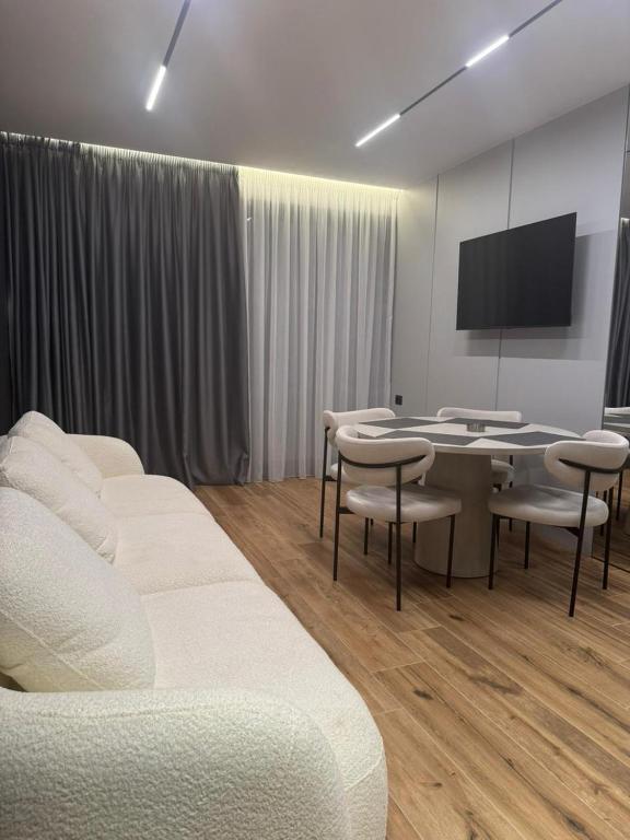 TV a/nebo společenská místnost v ubytování Hotel Lili-1