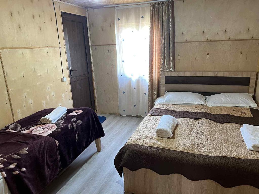 Postel nebo postele na pokoji v ubytování Guest House Old Omalo