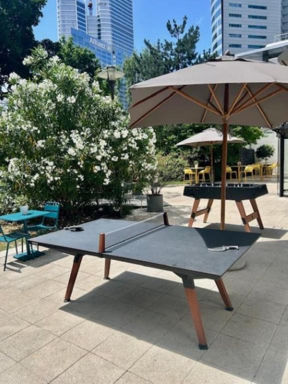 Tennis de table au sein de l'établissement Fraser Suites Paris La Défense ou à proximité