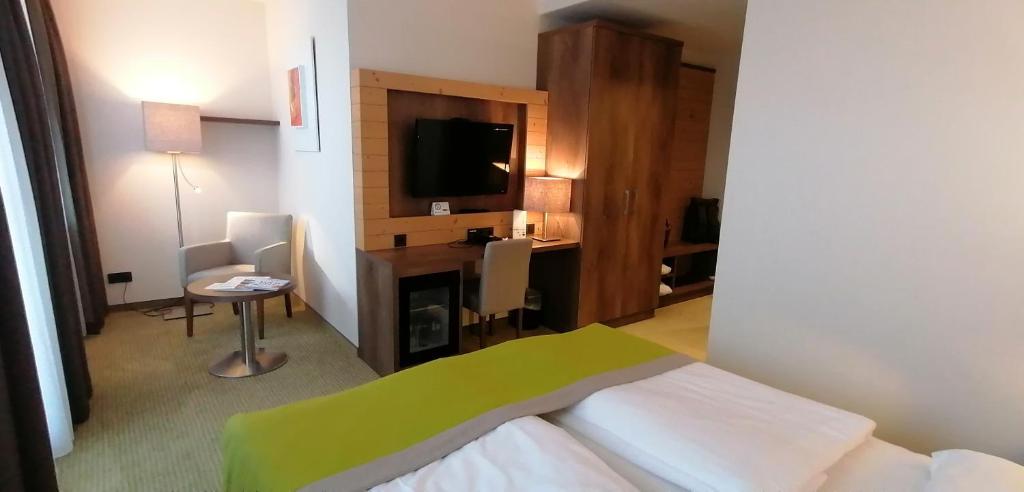Postel nebo postele na pokoji v ubytování Hotel Schwarz Alm Zwettl