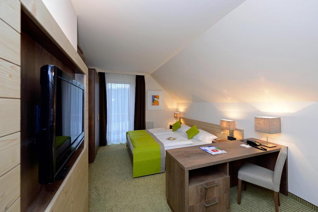Postel nebo postele na pokoji v ubytování Hotel Schwarz Alm Zwettl